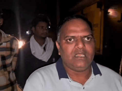 घटना के बारे में जानकारी देते घायल रामवीर शर्मा के बेटे गोल्डी।