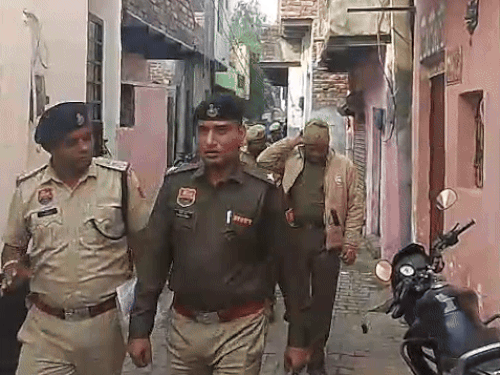 फरिदाबादमधील दाबुआ येथे पोलिस घरांची तपासणी करत आहेत.