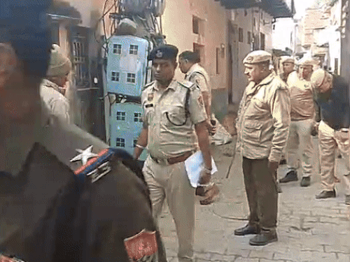 घरों के अंदर रहने वाले किराएदारों के कागजात चेक करते हुए पुलिस।