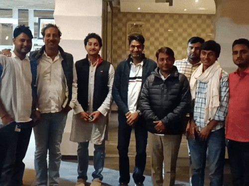 खाटूश्यामजी में नरेश मीणा और पूर्व मंत्री राजेंद्र गुढ़ा अपने कार्यकर्ताओं के साथ।