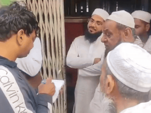 अल-फलाह विद्यापीठाविरुद्ध दिल्लीत 2 FIR: स्फोटानंतर फरिदाबादमधील मशिदींमध्ये तपासणी; दहशतवादी उमरचे मोबाईल दुकानातील नवीन सीसीटीव्ही फुटेज दाबुआ मशिदीचे इमाम आणि आजूबाजूच्या लोकांची चौकशी करताना पोलिस.