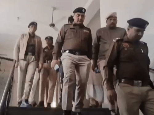 अल-फलाह विद्यापीठाविरुद्ध दिल्लीत 2 FIR: स्फोटानंतर फरिदाबादमधील मशिदींमध्ये तपासणी; दहशतवादी उमरचे मोबाईल दुकानातील नवीन सीसीटीव्ही फुटेज सारण मशिदीत तपासणी करून परतणारे पोलिस.