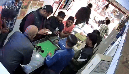 दोनों आरोपियों और दुकानदार के बीच बहस शुरू होती है।