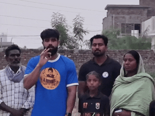 नवजोत कौर की खरीदी जमीन पर खड़े पिंका जरग और उसके माता पिता।