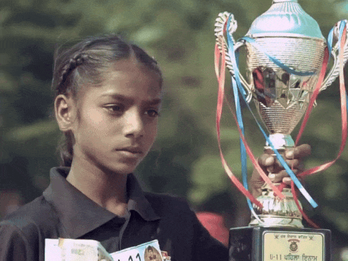 विनिंग ट्रॉफी और प्राइस मनी के साथ नवजोत कौर।