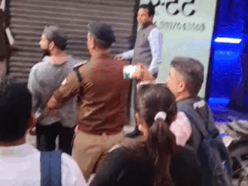 काली टोपी में नजर आ रहे आरोपी को पुलिस ने गिरफ्तार कर लिया है।