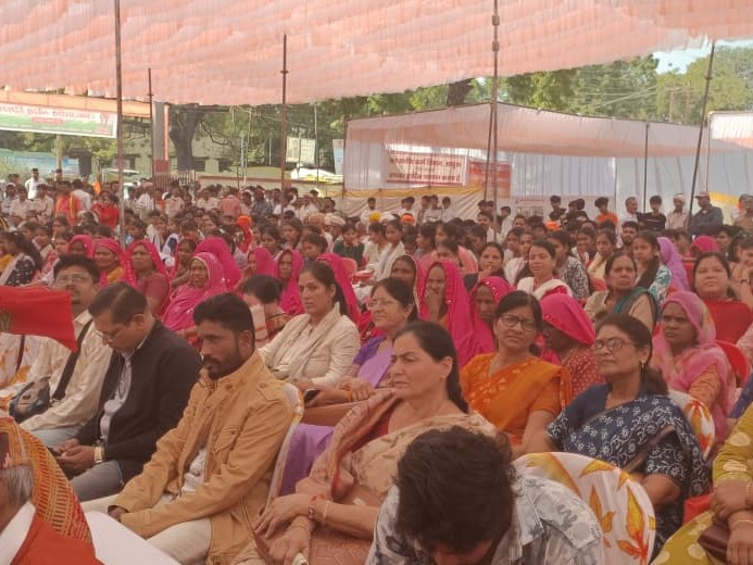 बड़ी संख्या में जनप्रतिनिधि, अधिकारी-कर्मचारी और नागरिक कार्यक्रम में उपस्थित रहे।