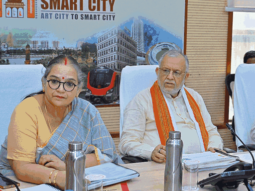 प्रभारी मंत्री सुरेश खन्ना ने निगम क्षेत्र के विधायकों को भी मीटिंग में बुलाया। विधायकों ने मेयर से तू-तू, मैं-मैं कर ली जिससे मेयर-नगर आयुक्त का निपटारा नहीं हो सका। (फाइल)