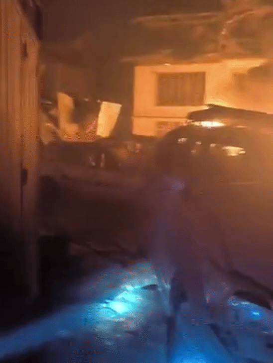 पुलिस स्टेशन के पार्किंग एरिया में बड़ा नुकसान हुआ। कई पुलिस गाड़ियां जल गई हैं।