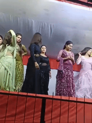 सोरांव महोत्सव से 1 किमी दूर 15 डांसर गानों पर डांस कर रही हैं।