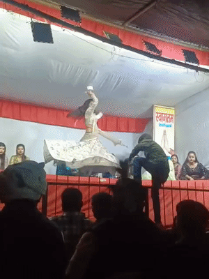 डांसर पर रुपए लुटा रहे हैं युवा