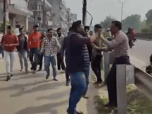 कई लोगों ने हमला किया। इस दौरान बेटा अपने पिता (पिट रहे) को भागने के लिए कहता रहा।