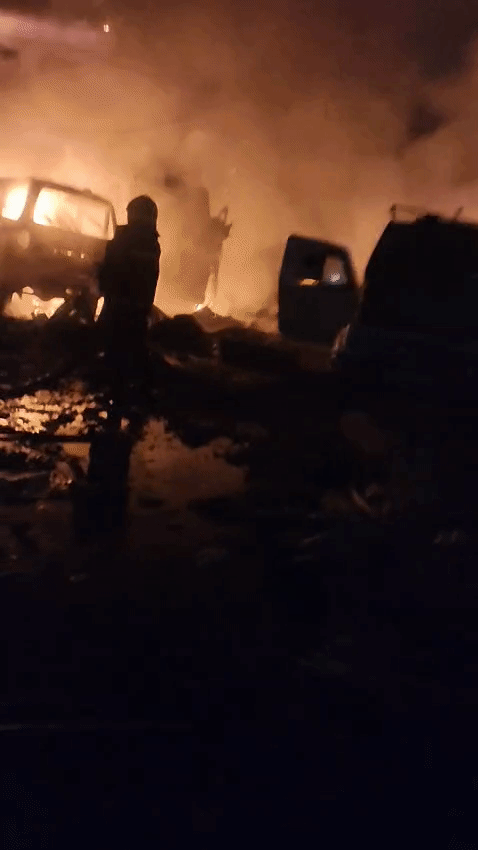 फायर ब्रिगेड की गाड़ियां रेस्क्यू के काम में लगी हैं। इलाके को सील कर दिया गया है।