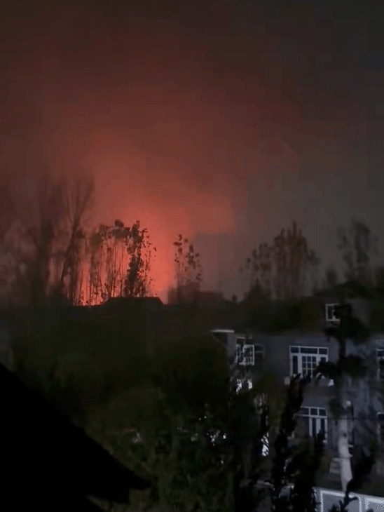 धमाका इतना जोरदार था कि धुएं का गुबार आसमान में छा गया।