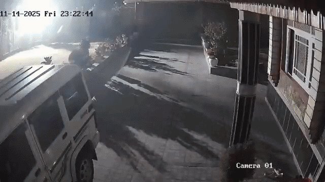 ब्लास्ट का CCTV वीडियो। इसमें आसपास के घरों की खिड़कियां धमाके से हिलती नजर आ रहीं।