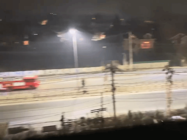 फायर ब्रिगेड की कई और गाड़ियां घटनास्थल पर जा रही हैं।