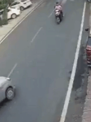 Jhansi में कार ने स्कूटी को मारी जोरदार टक्कर: हवा में उछले दोनों सवार, बाल-बाल बची जान 26 Car Driver Hits Scooter In Jhansi, Video | झांसी में तेज रफ्तार कार ने स्कूटी सवारों को उड़ाया;Video: 10 फीट उछलकर दूर गिरे 2 युवक, घायल को छोड़कर फरार ड्राइवर - Jhansi