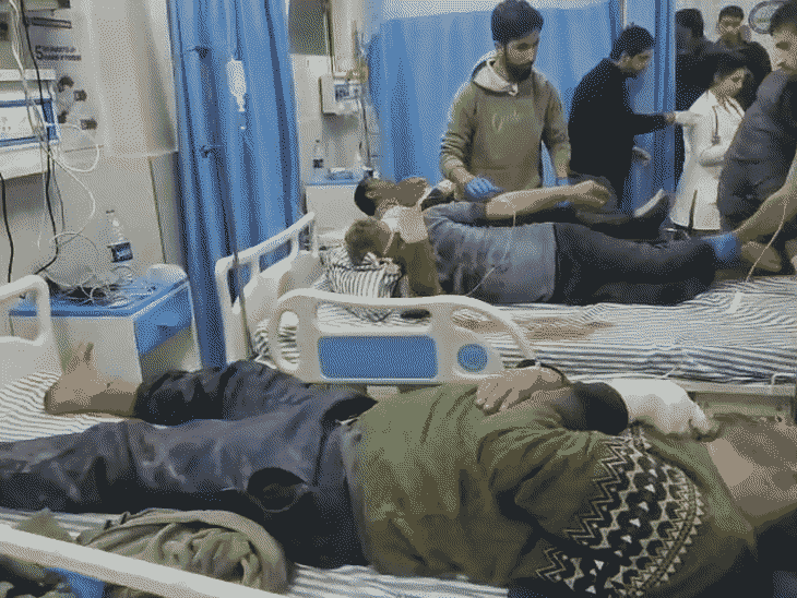 घायलों का श्रीनगर के SKIMS अस्पताल में इलाज जारी है।