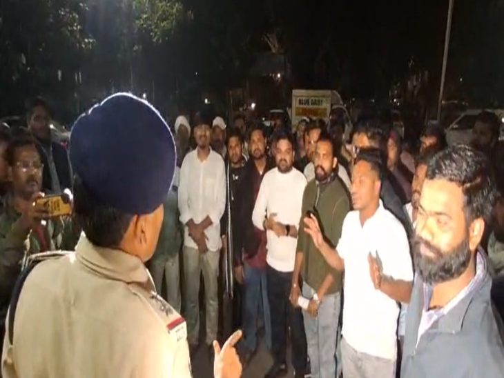 सतनामी समाज के युवकों ने रायपुर के सिविल लाइन थाने का भी घेराव किया था।