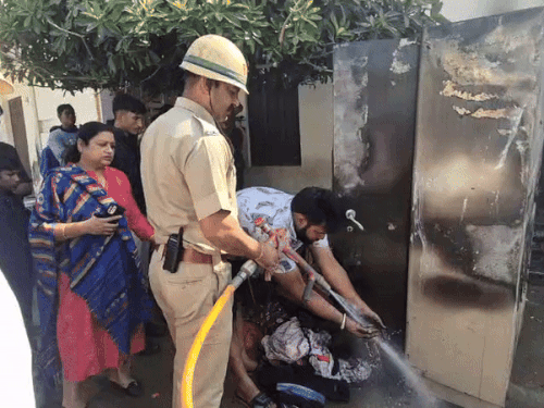 आग लगने के कारण अलमारी में रखें सोने-चांदी के जेवरात गल गए। साथ ही अन्य सामान जलकर राख हो गया।