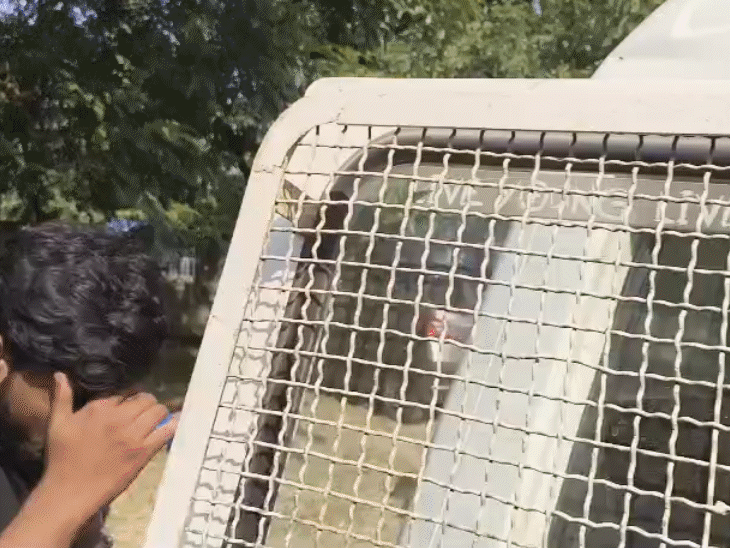 पुलिस ने घर में नकली नोट छापने वाले युवक को गिरफ्तार किया है।