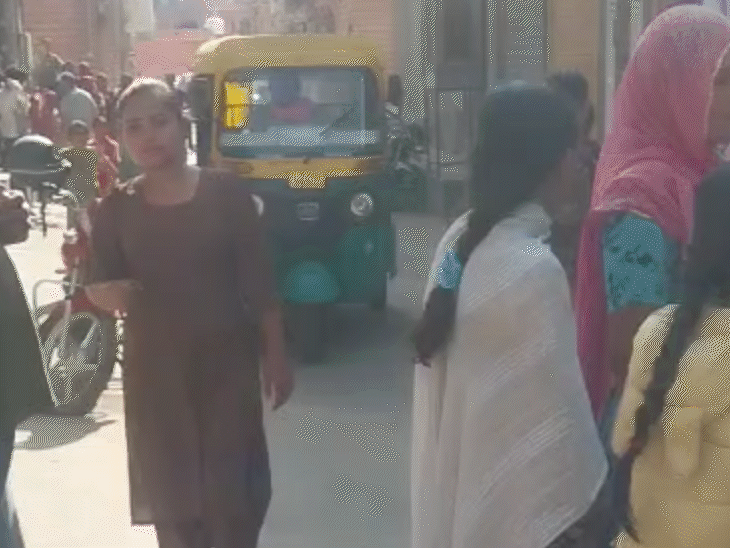 पड़ोसियों ने बताया कि परिवार में अक्सर झगड़े होते रहते हैं। आरोप है कि घर के मालिक हरिराम जब भी दिल्ली से आते हैं तो मां-बेटियां उनसे लड़ती हैं।