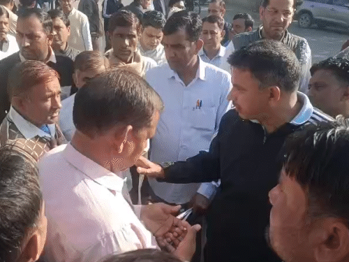 कलेक्ट्रेट पर धरने के बाद अधिकारी मौके पर पहुंचे और समझाइश की। हालांकि 1 घंटे बाद मान गए थे।