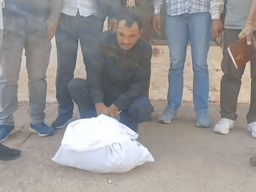 आरोपी से चरस को बरामद करती सीआईए टीम