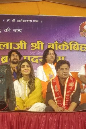 मथुरा में धीरेंद्र शास्त्री की यात्रा पर विराम के मंच पर शिल्पा के साथ राजपाल यादव भी नजर आए।