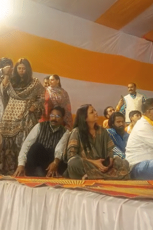 बाबा बागेश्वर की यात्रा में एकता कपूर भी पहुंचीं। उन्होंने धीरेंद्र शास्त्री से आशीर्वाद लिया।