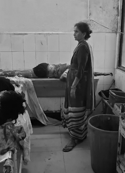 गंभीर रूप से झुलसे लोगों को SKMCH में भर्ती कराया गया है।