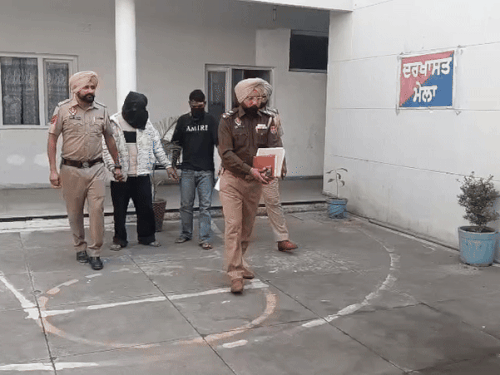 पुलिस की गिरफ्त में आरोपी। - Dainik Bhaskar