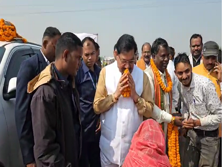 सूरजपुर में खाद्य मंत्री दयालदास बघेल ने धान खरीदी की शुरुआत की।