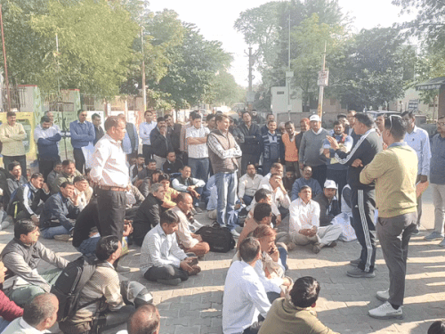 तहसीलदार और SDM बीएलओ और सुपरवाइजर से समझाइश करते हुए।