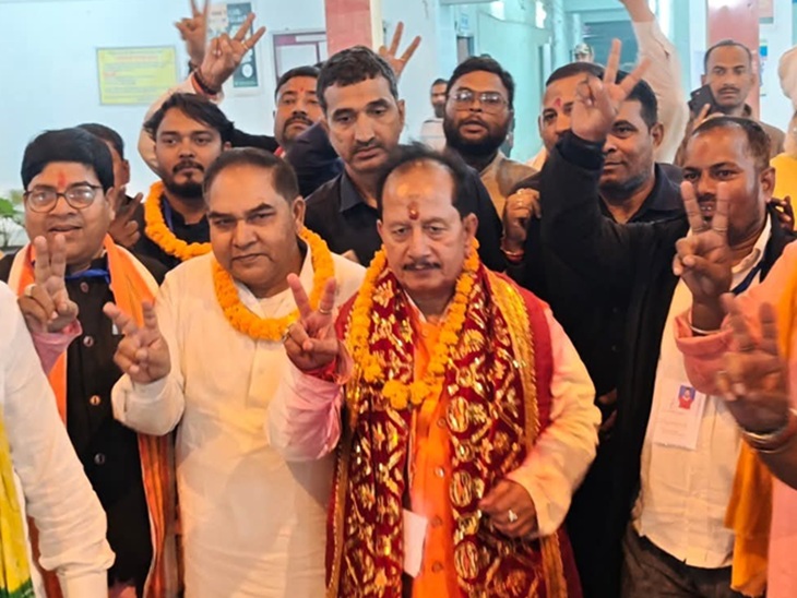 चुनाव जीतने के बाद जश्न मनाते डिप्टी CM विजय सिन्हा।