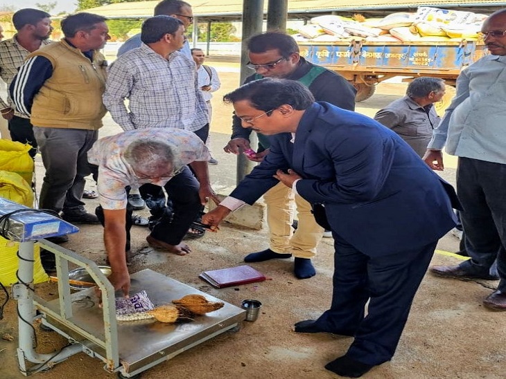 अभनपुर सेवा सहकारी समिति में संभागायुक्त महादेव कावरे ने खरीदी की शुरुआत की।