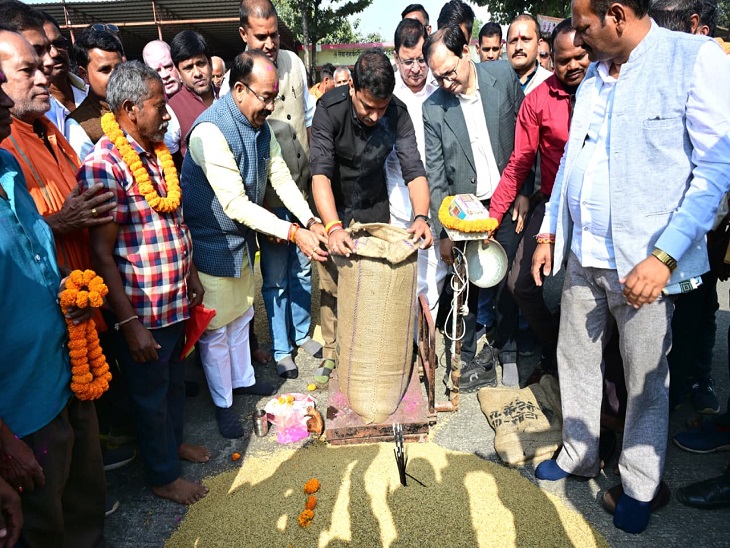 बिलासपुर में डिप्टी सीएम अरूण साव ने खरीदी की शुरुआत की।