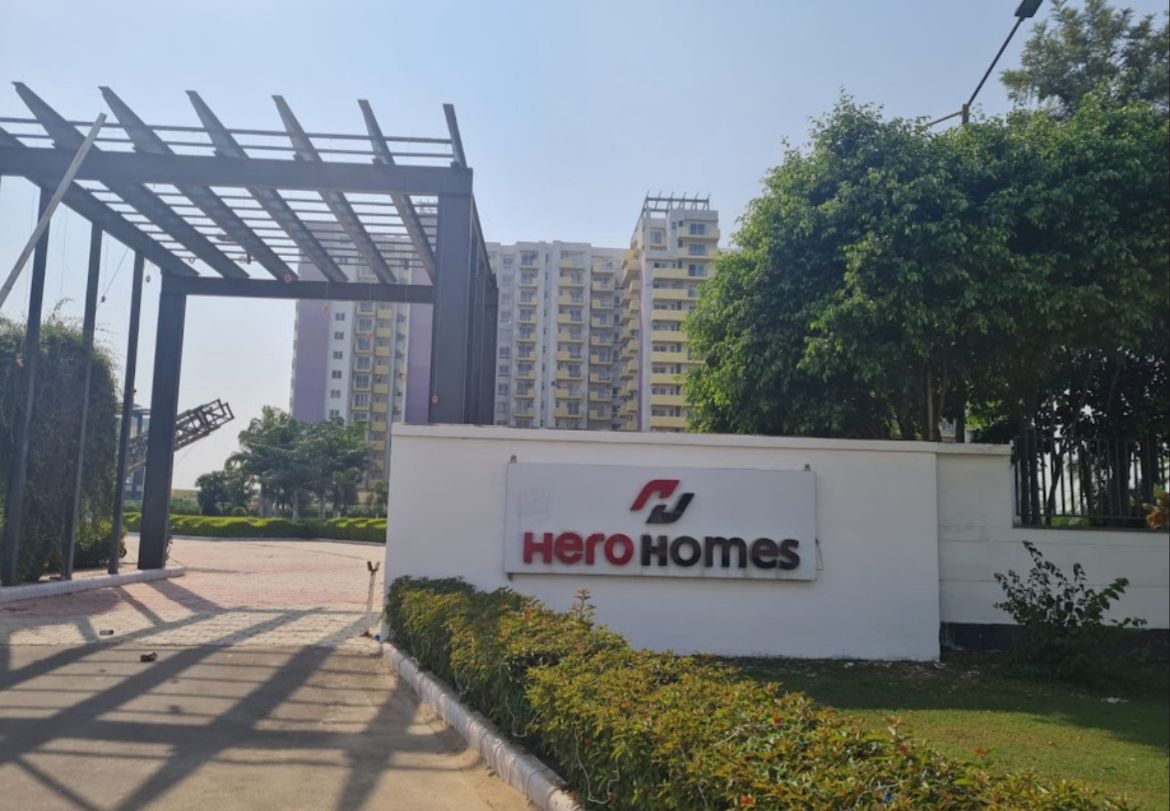 हीरो होम्स के नाम पर धोखाधडी करने का आरोप है।