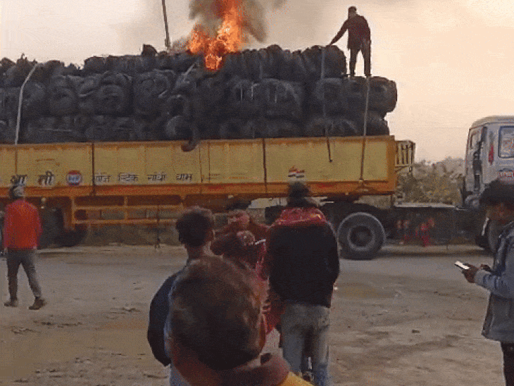 बिजली का तार टकराने से आग लगने की आशंका जताई जा रही है।