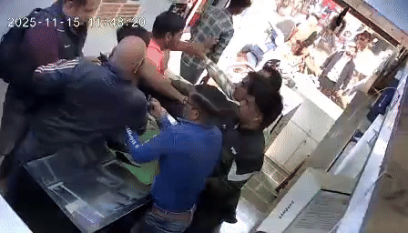 हमलावर आरोपी दुकानदार के चेहरे पर तेजी के साथ घूसा मारता है।