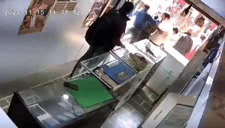 दोनों के बीच विवाद रुकता नहीं है, दुकान के बाहर भी हाथापाई देखी जा सकती है।