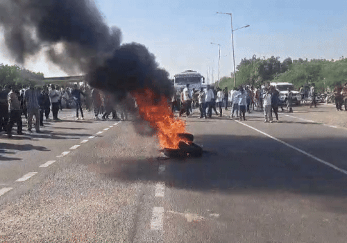 घटना के बाद गुस्साए ग्रामीणों ने टायर जलाकर रास्ता जाम कर दिया और विरोध प्रदर्शन किया