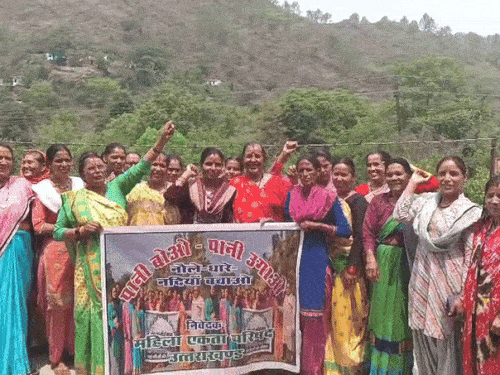 पानी आने से गांव की महिलाओं की समस्याएं भी कम हुई हैं और वह भी अब जागरूकता अभियानों में भाग लेती हैं।