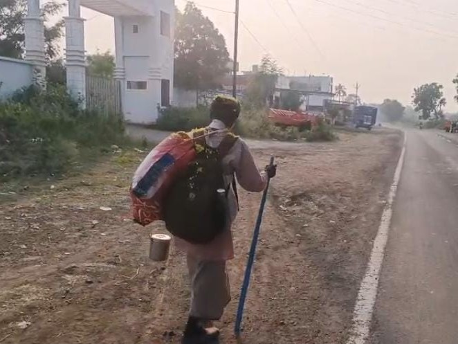 मनोकामना पूरी होने पर यात्रा पर अकेले निकले मुस्लिम बुजुर्ग।