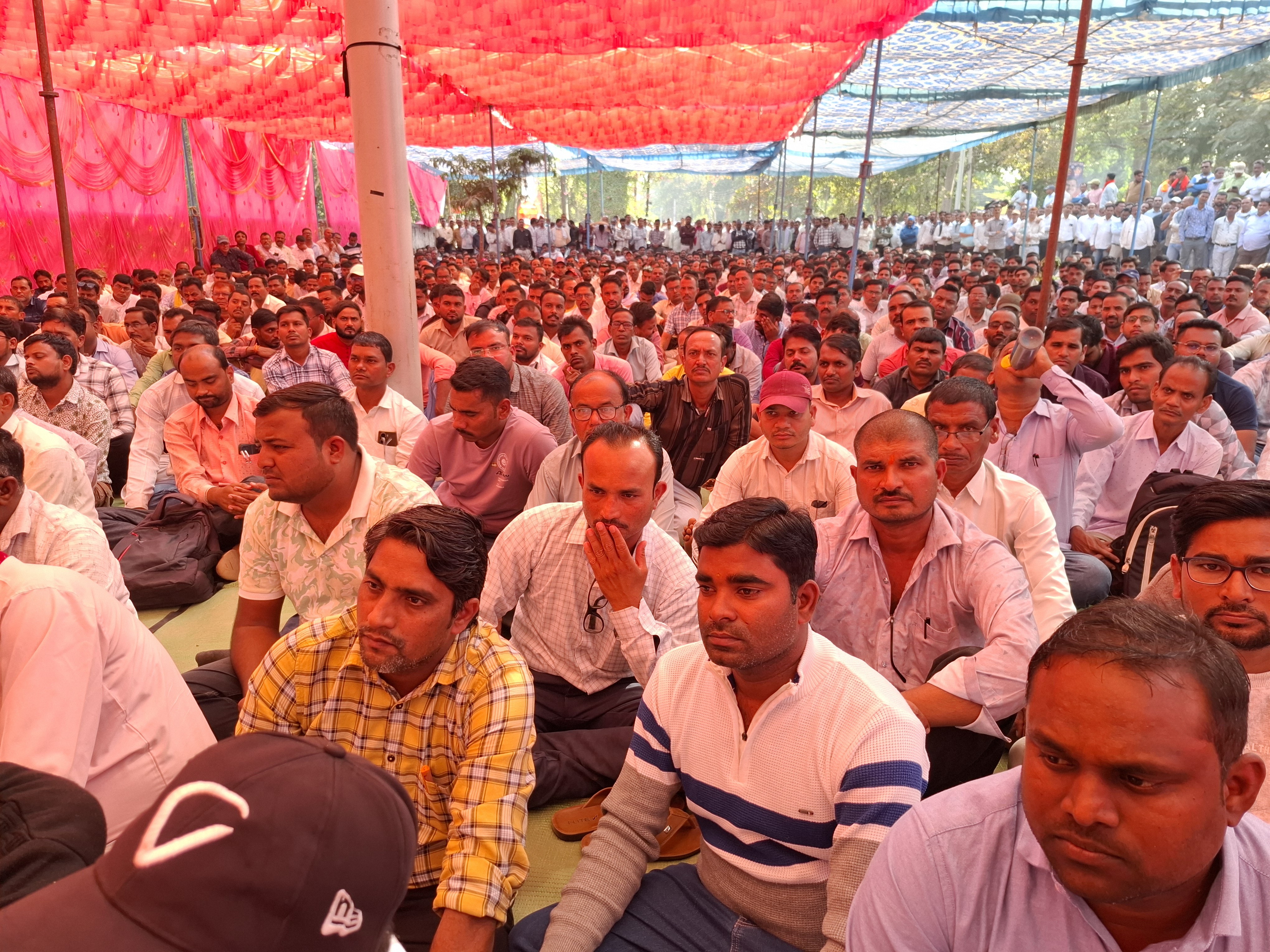 धरने पर बैठे अधिकारी-कर्मचारियों की बर्खास्तगी शुरू