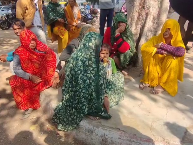 अस्पताल में मौजूद मृतक के परिवार वाले।