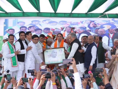 जयंत चौधरी 2.45 बजे रालोद के अधिवेशन में पहुंचे। इसके बाद उन्हें राष्ट्रीय अध्यक्ष चुना गया।