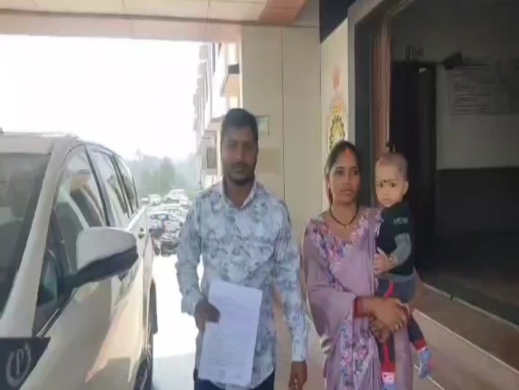 पीड़ित परिवार पहुंचा एसपी ऑफिस।