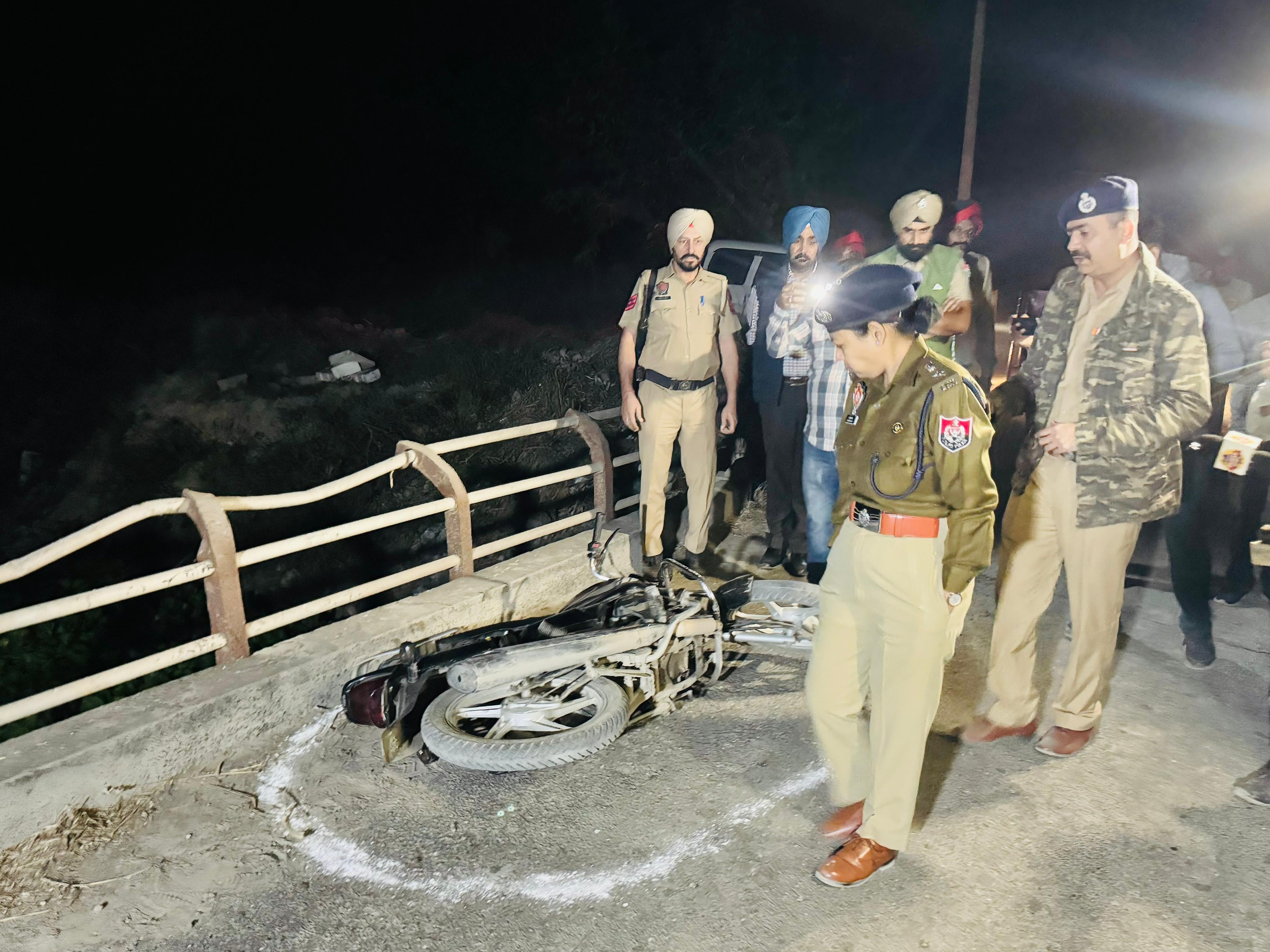 घटना स्थल पर पड़ी बदमाश की बाइक।