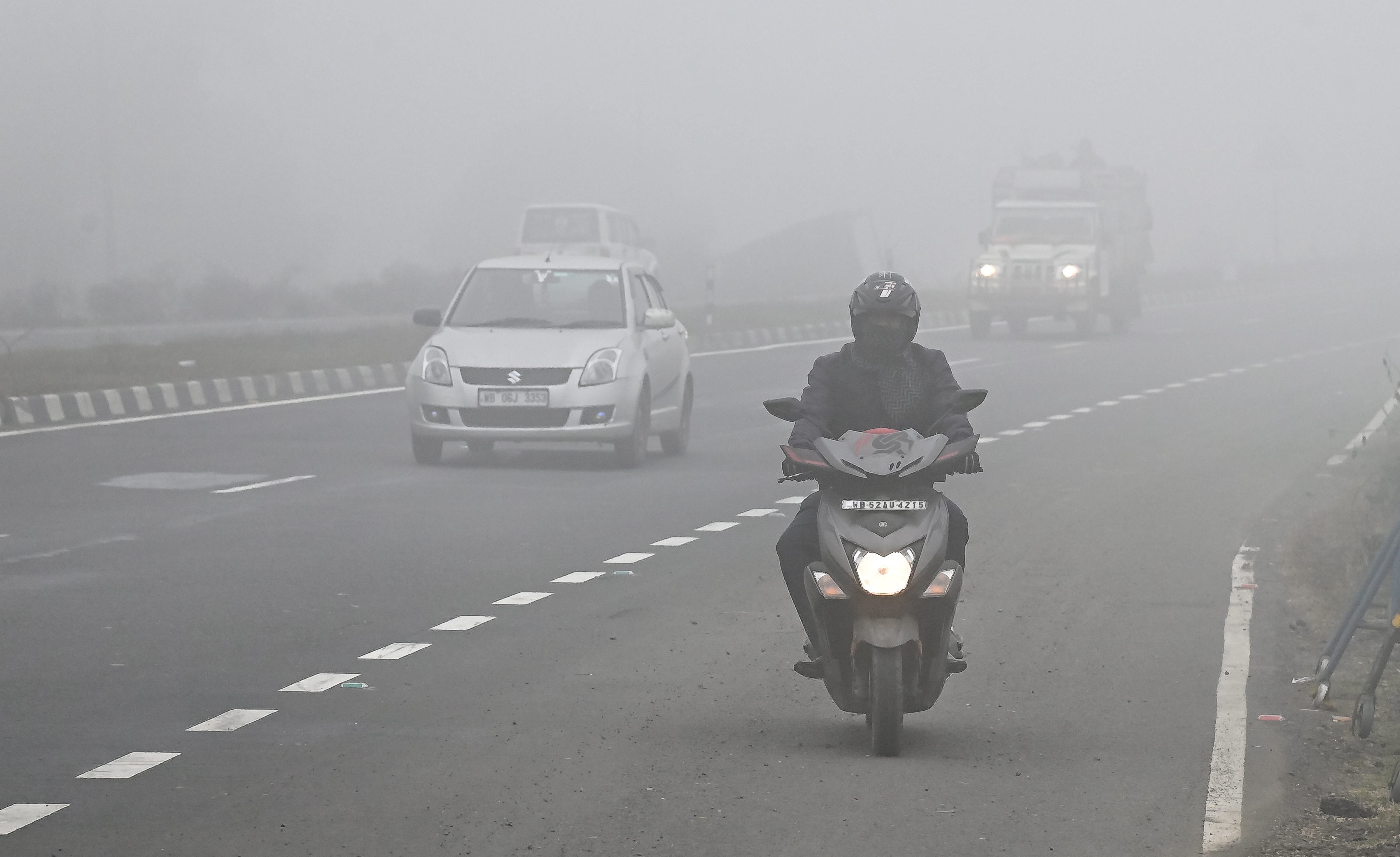 बंगाल: नदिया जिले में सुबह घना कोहरा छाया रहा।